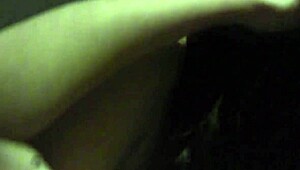 Oh wow, Arabelle Raphael en getatoeëerde minnaar duiken in lesbische seks met toys en gretig kutten likken