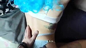 Bati forte na boca e buceta apertada da fada de cabelo azul, ops