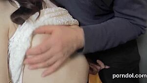 هذه الفتاة الحسية تُغرى وتُحفر من قبل معلمها الأكبر، يا إلهي! 😳