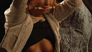 Hey, itaatkar büyük memeli lezbiyen köle dominant madamdan kamçı yiyor