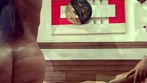 빨강머리와 친구가 수영장에서 뜨거운 남자를 유혹해서 야생 엉덩이 박기.