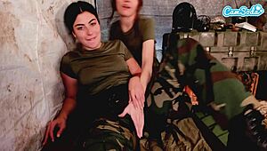 Dua Lesbian Tentara Amatir Cium dan Jari Pussy di Barak