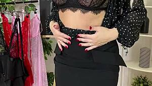 火辣老师穿性感装秀大奶！