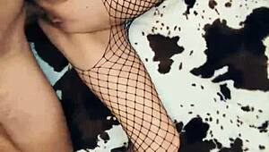 Smuk MILF kone smutter i strømper for at lokke manden til hot hjemmelavet anal session