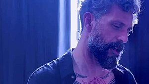 एक बेयरफुट गॉडेस पुसी और फीट लिकिंग का इंतजार कर रही है