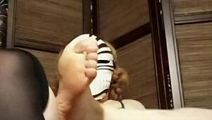 パンティーストッキングの女が家でリラックス