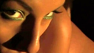 Milf brunette cantik dikongkek luar rumah oleh kontol besar dengan intensiti mentah.