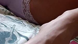 Bragas grandes se bajan para creampie jugoso en sexo casero real con juanlatino