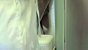 अरे, मैंने अपनी स्टेपमॉम को शावर में मेरी मदद करते पकड़ा, अविश्वसनीय!