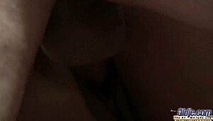 Blond babe förför farfar och suger honom tills han kommer hårt.