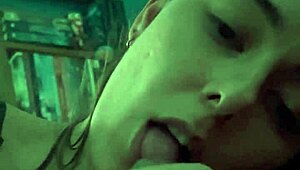 Skinny Latina schatje zuigt hem leeg tijdens lange hete autorit