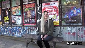 Naturlig ung tøs giver blowjob i POV og får lækker fisse rebet