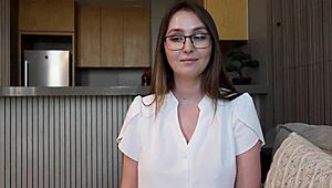 Milf Maćeha s Velikim Sisama Se Sagne da Pokaže Pastorku Prave Trikove Jebanja