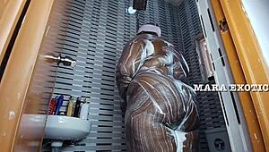 Mara Exotic em Doggy de Pé no Chuveiro com Casal Nigeriano