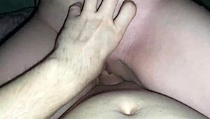 ลูกเลี้ยงแอบใต้ผ้าห่มดูดควยพ่อเลี้ยงก่อนขี่ในบ้าน