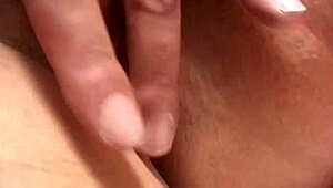 Uau! Morena italiana tarada e pau se masturbam juntos no mesmo quarto!