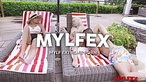 ลูกเลี้ยงทนทานไม่ได้เลียหีแม่เลี้ยงและเพื่อนบ้านสาวที่ริมสระ มันคือวันที่บิกินีสุดบ้าคลั่ง!