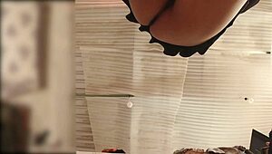 Wow, Tanpa Celana Dalam! Pembantu Seksi Membungkuk Lipat Baju Sambil Diintip