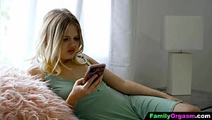 Familyorgasm - Rozkošná baba tajne podvádza s nevlastným otcom kamošky v divokom sexe