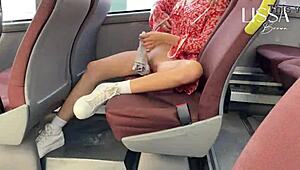 Hete vrouw flashen en zichzelf aanraken in openbare bus, wow