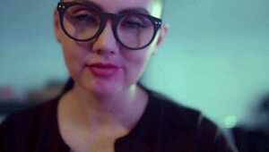 Dame dévergondée fait du PEGGING à ses mecs et finit couverte de sperme