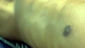 grote pik Braziliaanse kerel strijkt zijn monster lul in solo actie.