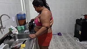 Tô dividido vendo minha madrasta ser fodida forte na cozinha pelo enteado