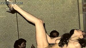 私の秘密の人生がトップヴィンテージ・インターレーシャルシーンを暴く。過去のビッグコック・サプライズでレトロフェラアクションにダイブ。