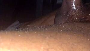 왜 차에서 달빛 아래 큰 검은 자지 흔들어?