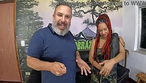 Μήπως είναι έγκυος; Η Lua Baiana σε καυτό πρώτο διαφυλετικό