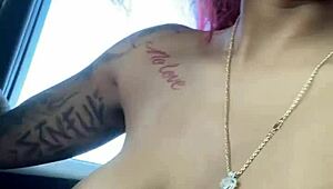 Uber-chauffeur wordt geil van mijn kus met vriendje, wil meedoen aan de pret?