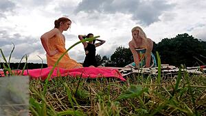 สาวๆ ไม่ใส่กางเกงใน แสดง assets ใน public try-on haul.