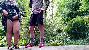 Hei, mama vitregă dulce îl ajută pe fiu să facă pipi în public! 😳