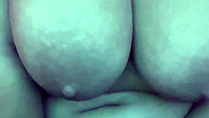 巨乳美女がディルドで大暴れ、超エロいぜ！😜