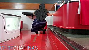 호텔 방에서 과테말라 모레나가 도마도르에게 빨리고 세게 박히는 거