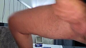 Raad eens waarom hij zijn enorme pik showt aan de moeder van zijn beste vriend via videocall? Italiaans schandaal ontvouwt zich.