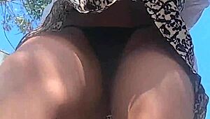 Novinha își arată pizda pe plajă în bikini minuscul