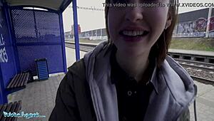 عميل عام يمسك مدخنة في محطة قطار تعرض صدرها لدفع غرامة