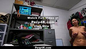 שוטר מזיין באצבעות חשודה טינאייג'רית עמוק במשרד החנות לחפש דברים מוסתרים בבדיקה קשה