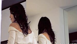 Chica juega con juguetes y dildo pa' masturbación solo en coño mojado