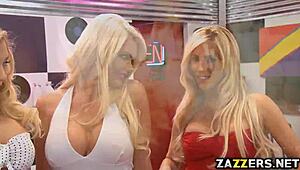 Monique ryster vildt under intens våd anal creampie pikning