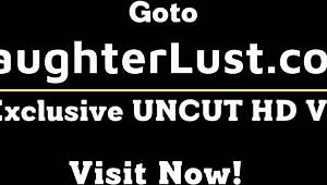 آباء زوج يدفعون قضبانهم عميقًا في حناجر المراهقات في شغف البنات!