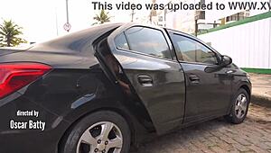 Hej, vill du se två sexiga brasilianska skönheter blotta allt på gatan innan de tar sig an enorma kukar?