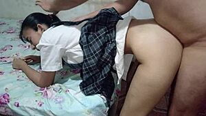 Hej colegiala, sniger ind i værelser for våd fisse slik og episk blowjob?