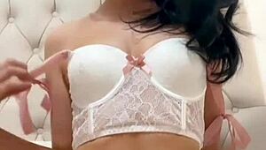 Novinha americana intercambista se masturba sozinha com brinquedos! 😜