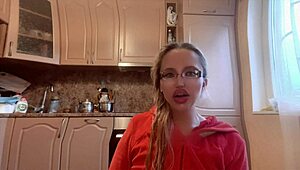 Богиня с дълги нокти и очила доминира с мръсни приказки.