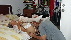 Колко хубаво е, когато доведеният ми брат ме задоволява при леля ми