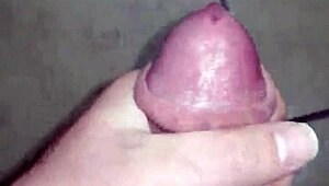 Dia start lancap solo naik ke keseronokan diri intens saat peribadi