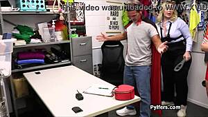 Bu tombul polisin ofis kaosunda şüpheliden emme talep etmesi izlerken acıtıyor.