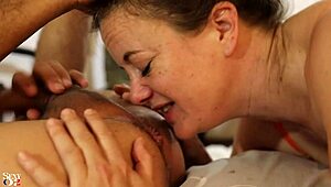 Amatrice Française En Pantalon Cuir Fait Ass To Mouth Spécial Avec Gros Plans Lingerie Satin